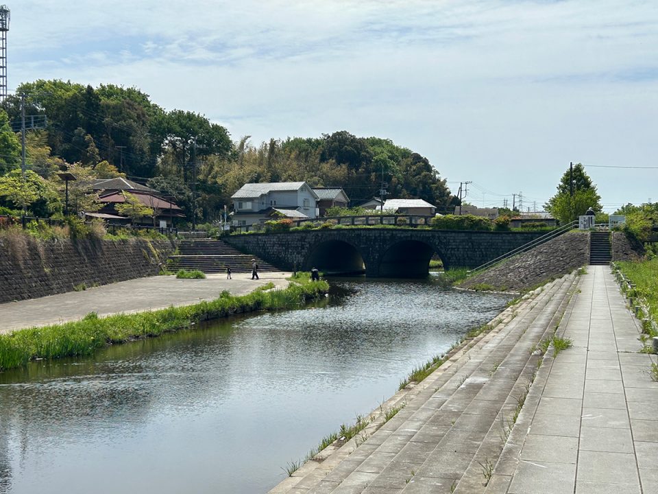和泉川宮沢遊水地のめがね橋と川沿いの風景